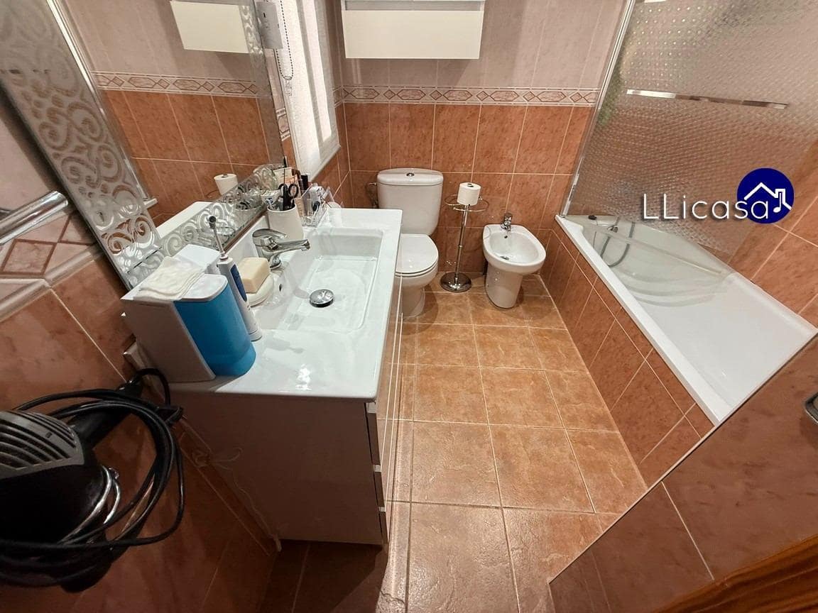 3 sypialnia Dom blizniak na sprzedaż w La Pobla de Vallbona z basenem - 385 000 € (Ref: 9303701)