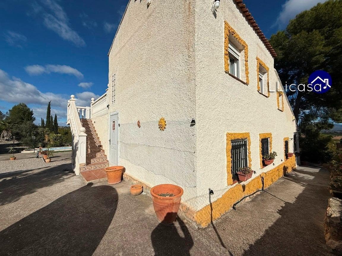 5 soveværelse Villa til salg i Lliria med swimmingpool - € 190.000 (Ref: 9406570)