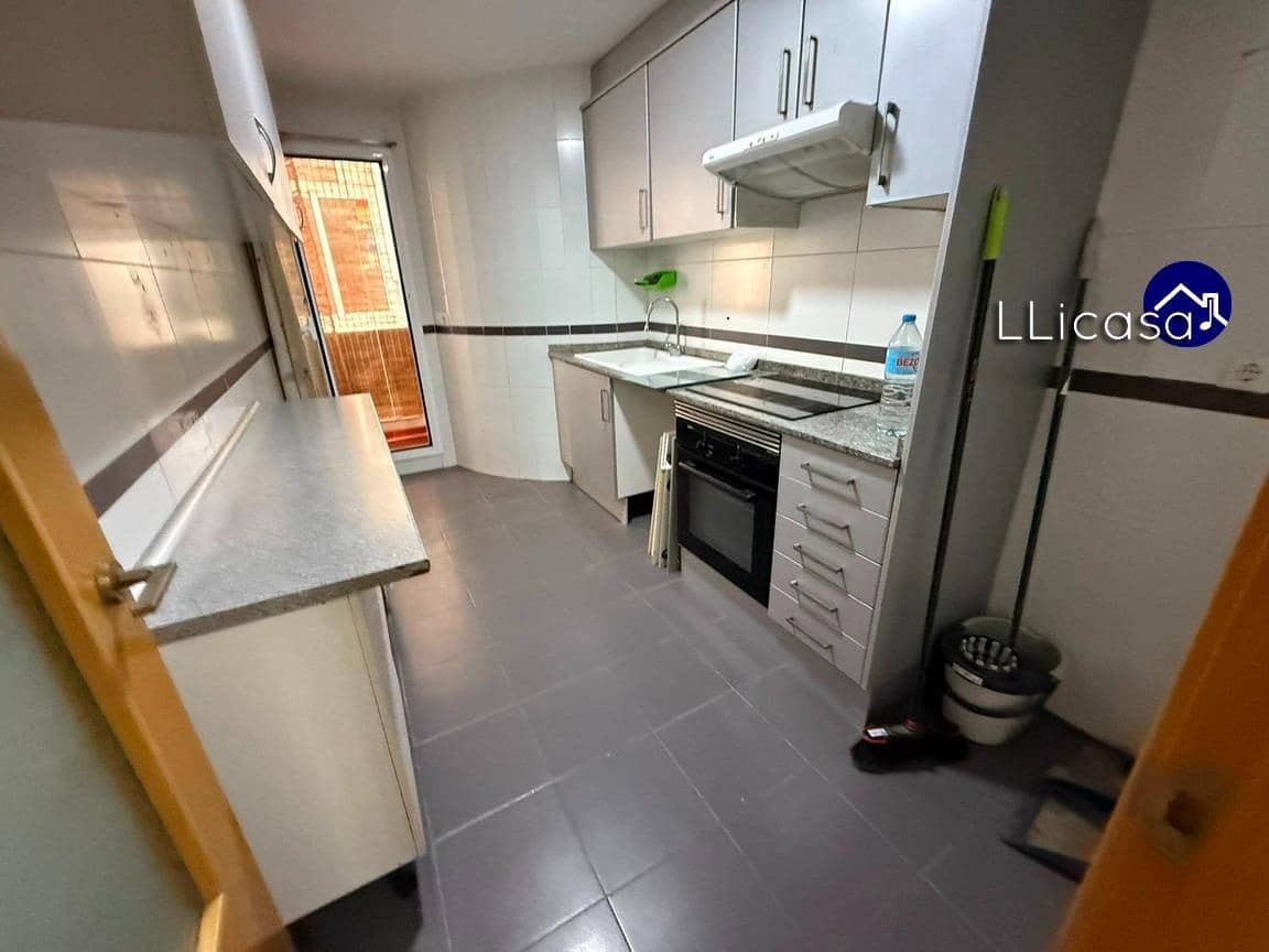 3 soveværelse Lejlighed til leje i La Pobla de Vallbona med garage - € 800 (Ref: 9565391)