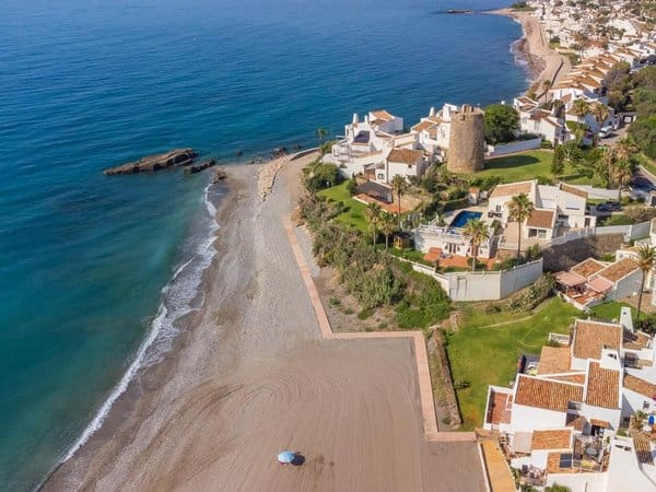 2 soverom Rekkehus til salgs i Estepona med svømmebasseng garasje - € 580 000 (Ref: 9867384)