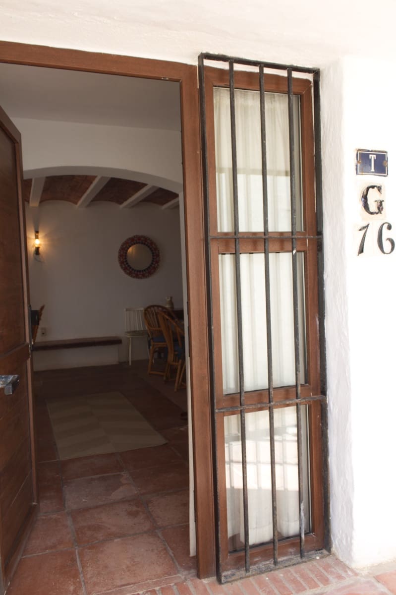 2 soverom Rekkehus til salgs i Estepona med svømmebasseng garasje - € 580 000 (Ref: 9867384)