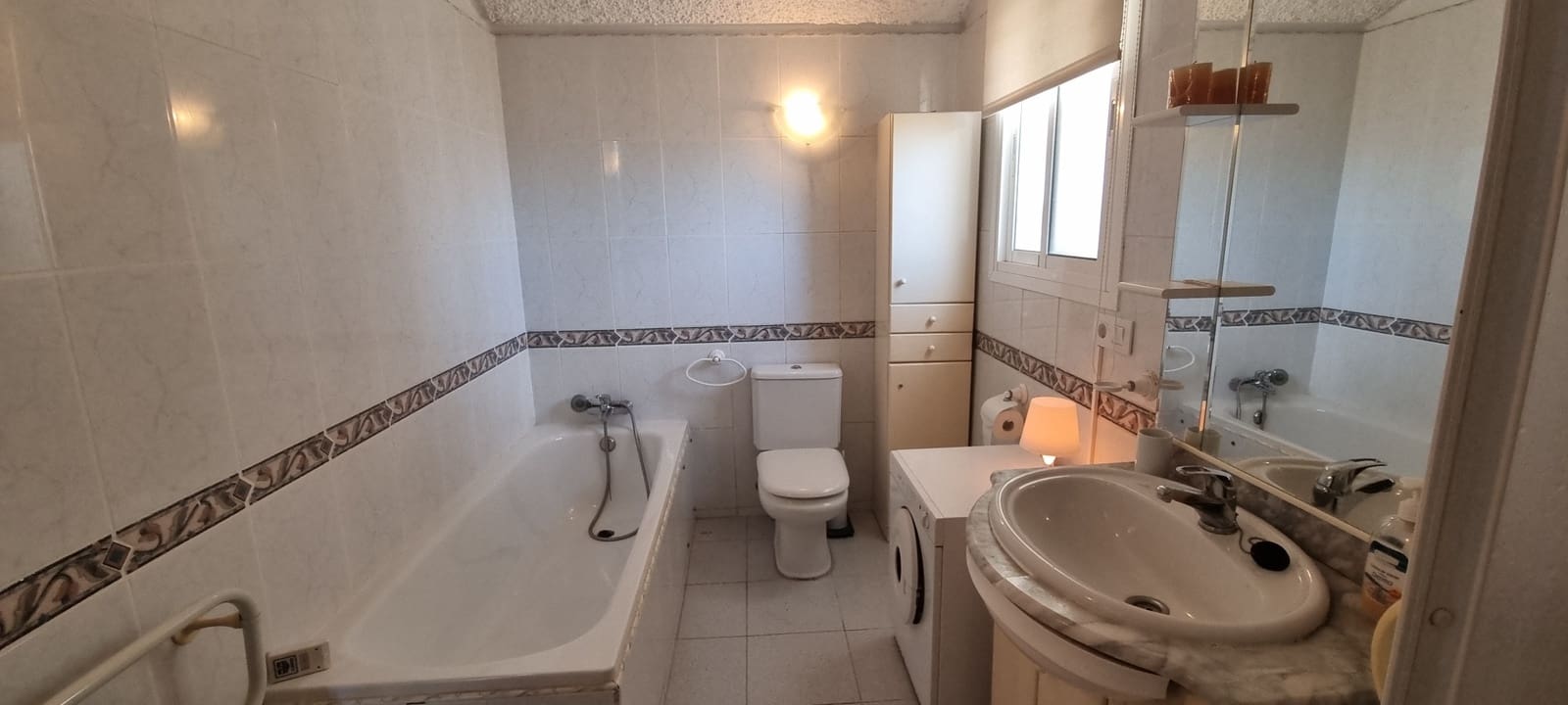 2 soverom Rekkehus til salgs i Estepona med svømmebasseng garasje - € 580 000 (Ref: 9867384)