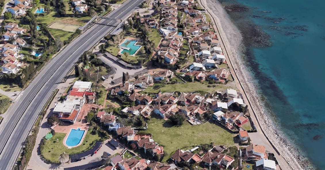 2 soverom Rekkehus til salgs i Estepona med svømmebasseng garasje - € 580 000 (Ref: 9867384)