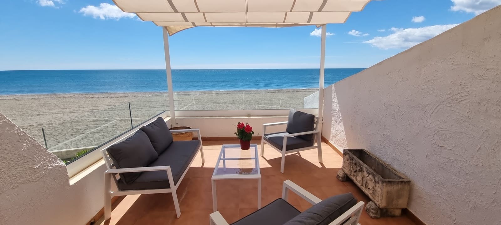 2 soverom Rekkehus til salgs i Estepona med svømmebasseng garasje - € 580 000 (Ref: 9867384)