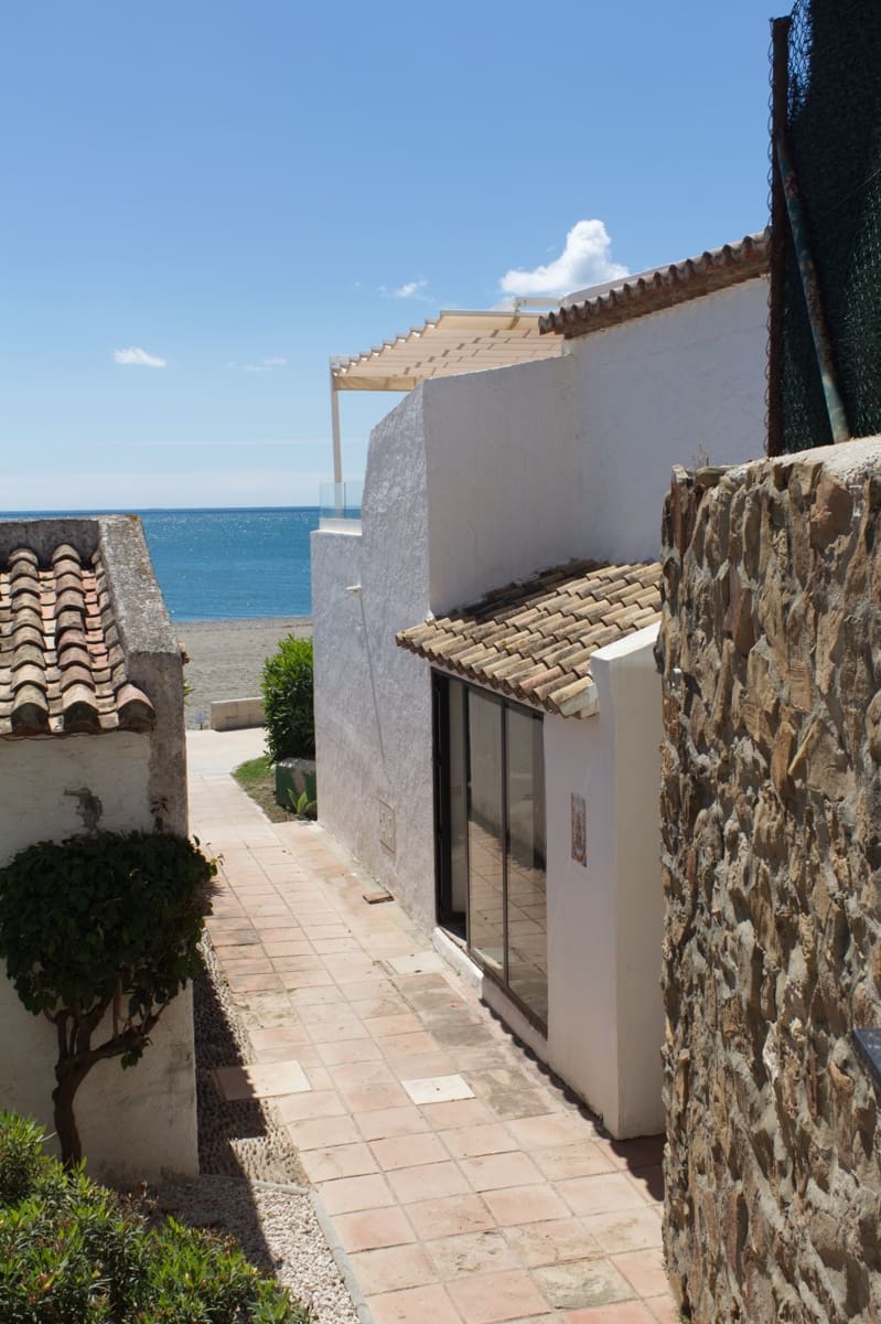 2 soverom Rekkehus til salgs i Estepona med svømmebasseng garasje - € 580 000 (Ref: 9867384)