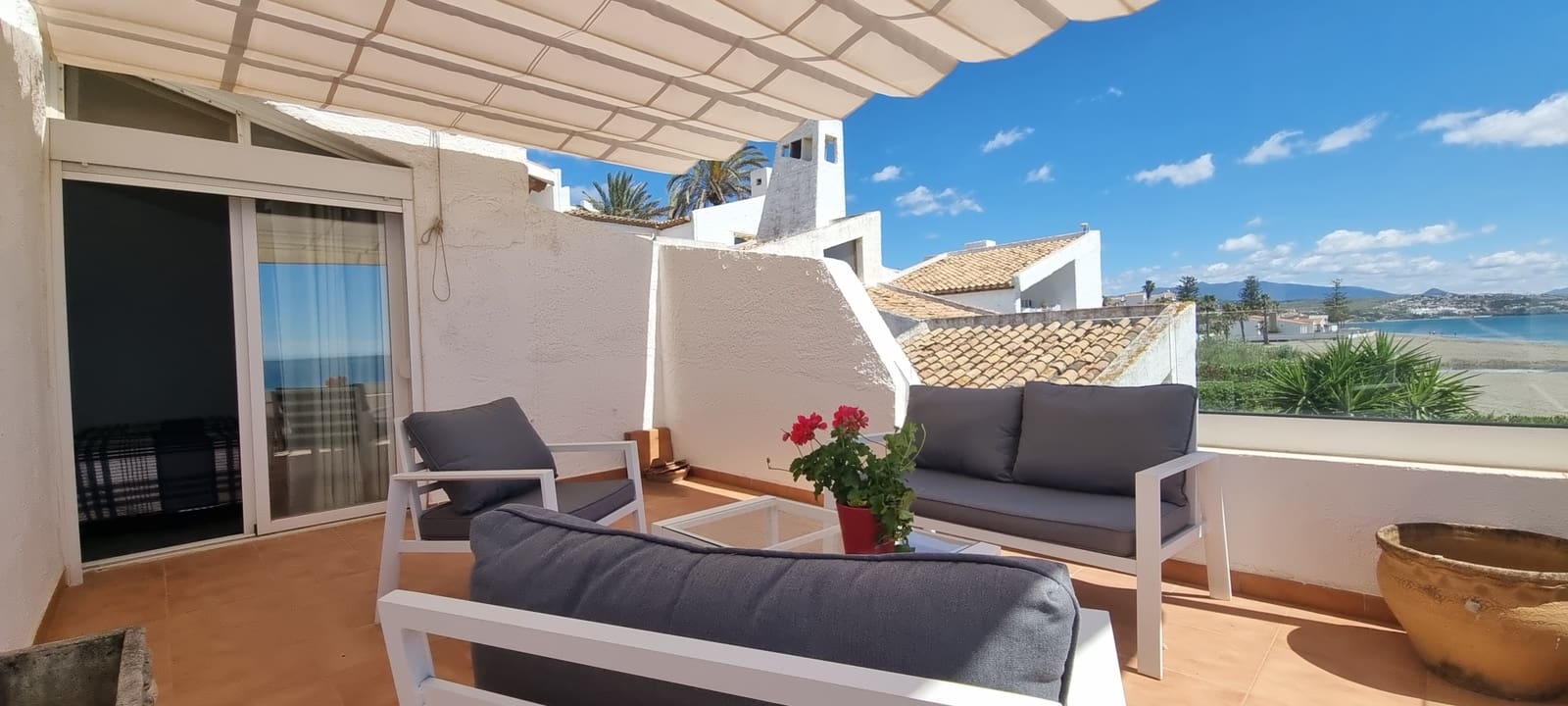 2 soverom Rekkehus til salgs i Estepona med svømmebasseng garasje - € 580 000 (Ref: 9867384)