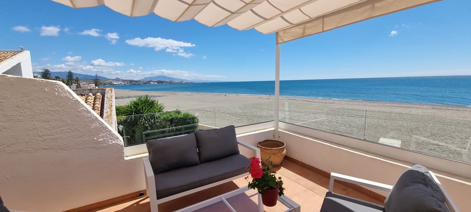 2 soverom Rekkehus til salgs i Estepona med svømmebasseng garasje - € 580 000 (Ref: 9867384)