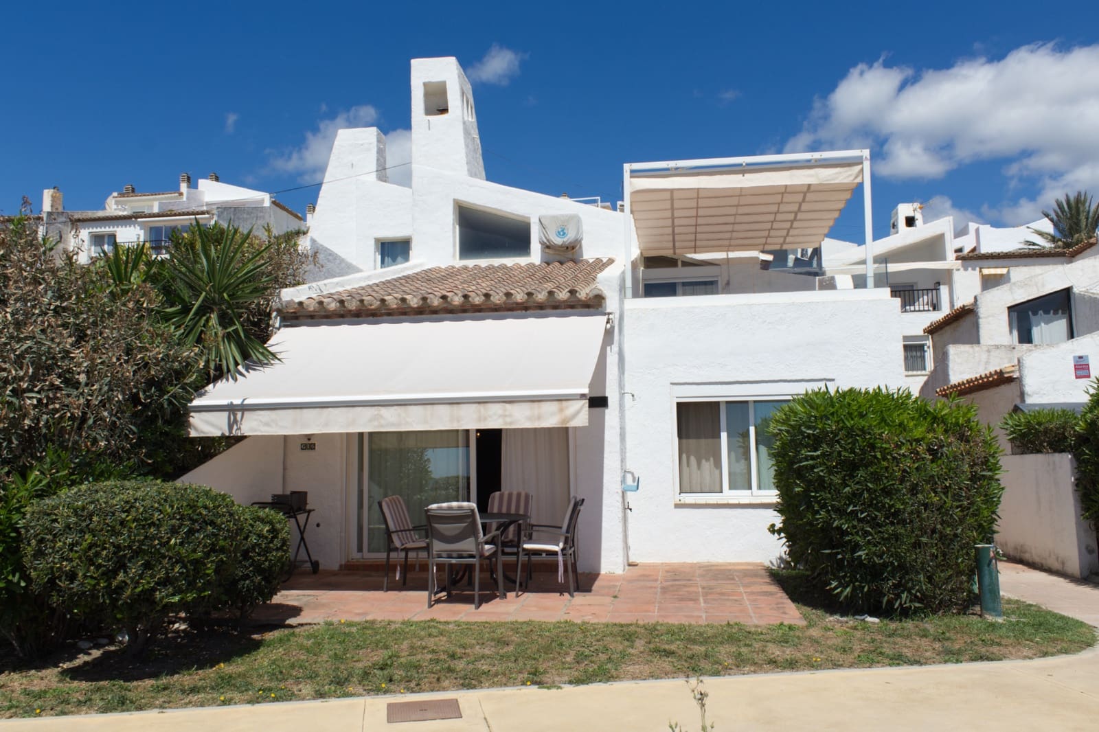 2 soverom Rekkehus til salgs i Estepona med svømmebasseng garasje - € 580 000 (Ref: 9867384)