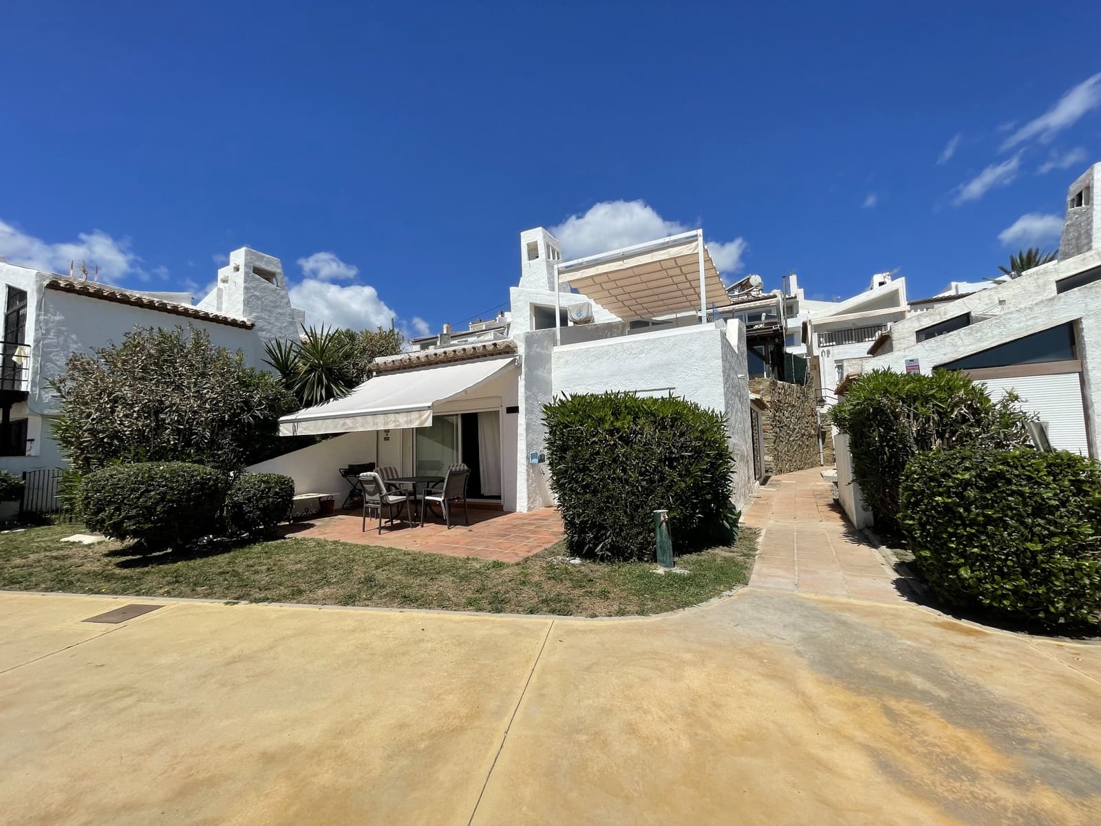 2 soverom Rekkehus til salgs i Estepona med svømmebasseng garasje - € 580 000 (Ref: 9867384)