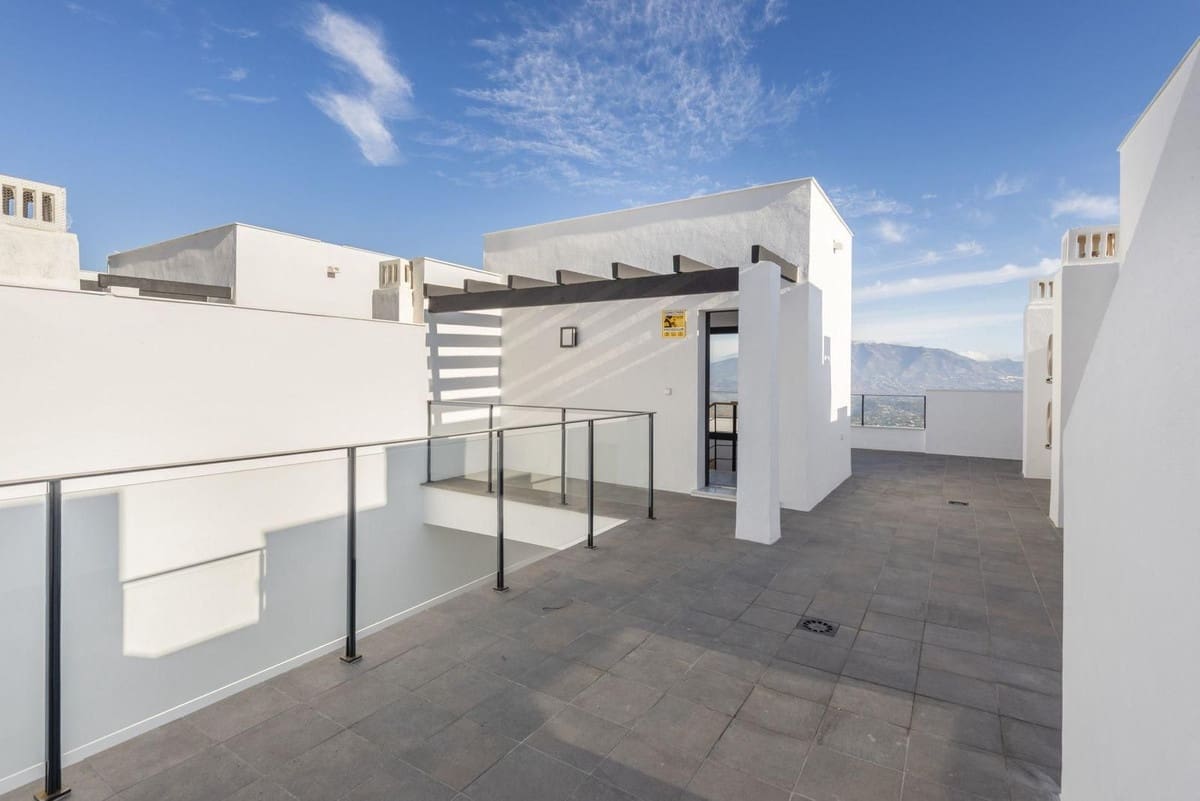 3 quarto Casa em Banda para venda em La Mairena com piscina garagem - 595 000 € (Ref: 10001009)