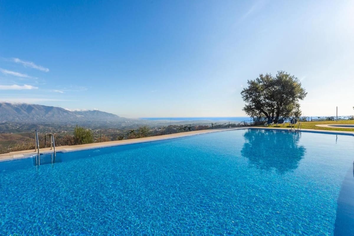 3 quarto Casa em Banda para venda em La Mairena com piscina garagem - 595 000 € (Ref: 10001009)
