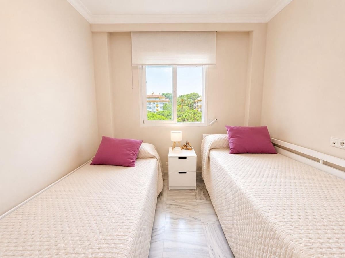 2 sypialnia Apartament na sprzedaż w Nueva Andalucia z basenem garażem - 450 000 € (Ref: 10009508)