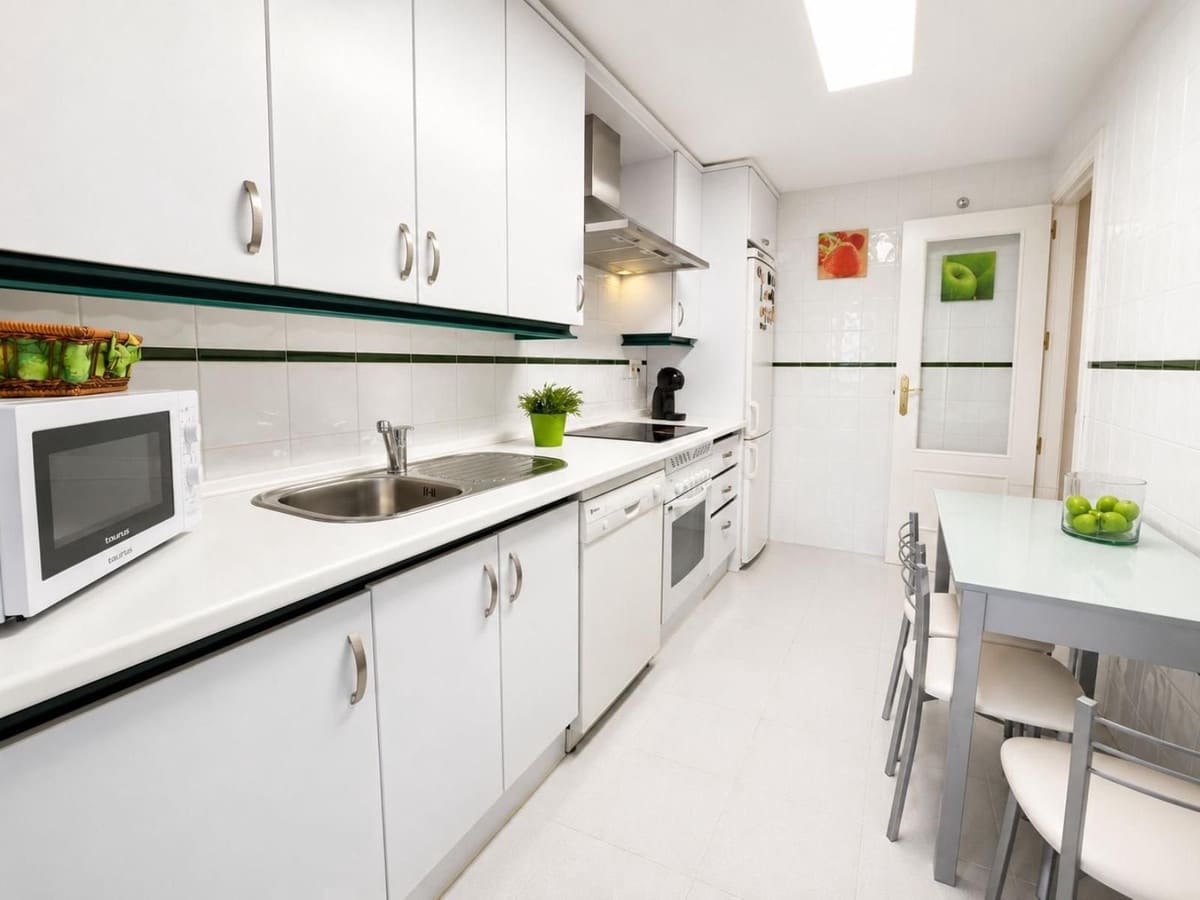 2 sypialnia Apartament na sprzedaż w Nueva Andalucia z basenem garażem - 450 000 € (Ref: 10009508)