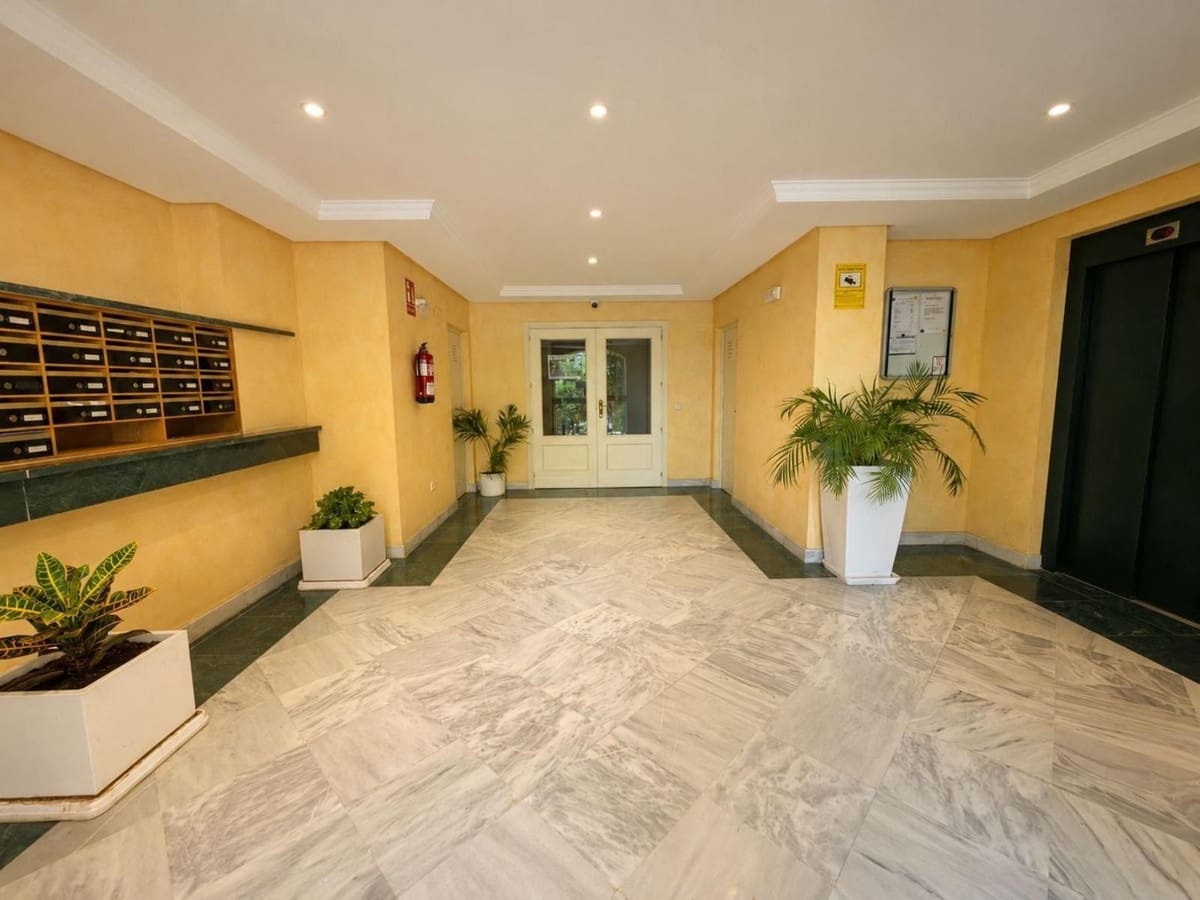 2 sypialnia Apartament na sprzedaż w Nueva Andalucia z basenem garażem - 450 000 € (Ref: 10009508)