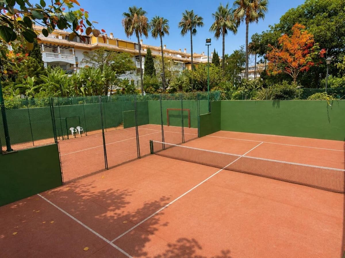 2 sypialnia Apartament na sprzedaż w Nueva Andalucia z basenem garażem - 450 000 € (Ref: 10009508)