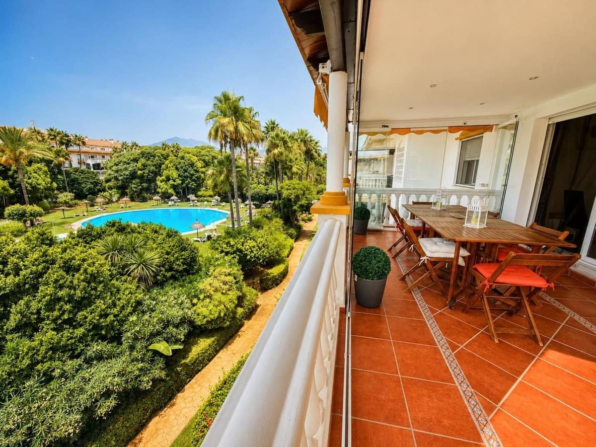 2 sypialnia Apartament na sprzedaż w Nueva Andalucia z basenem garażem - 450 000 € (Ref: 10009508)
