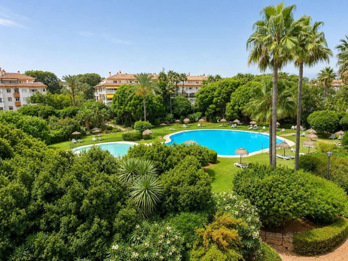 2 sypialnia Apartament na sprzedaż w Nueva Andalucia z basenem garażem - 450 000 € (Ref: 10009508)