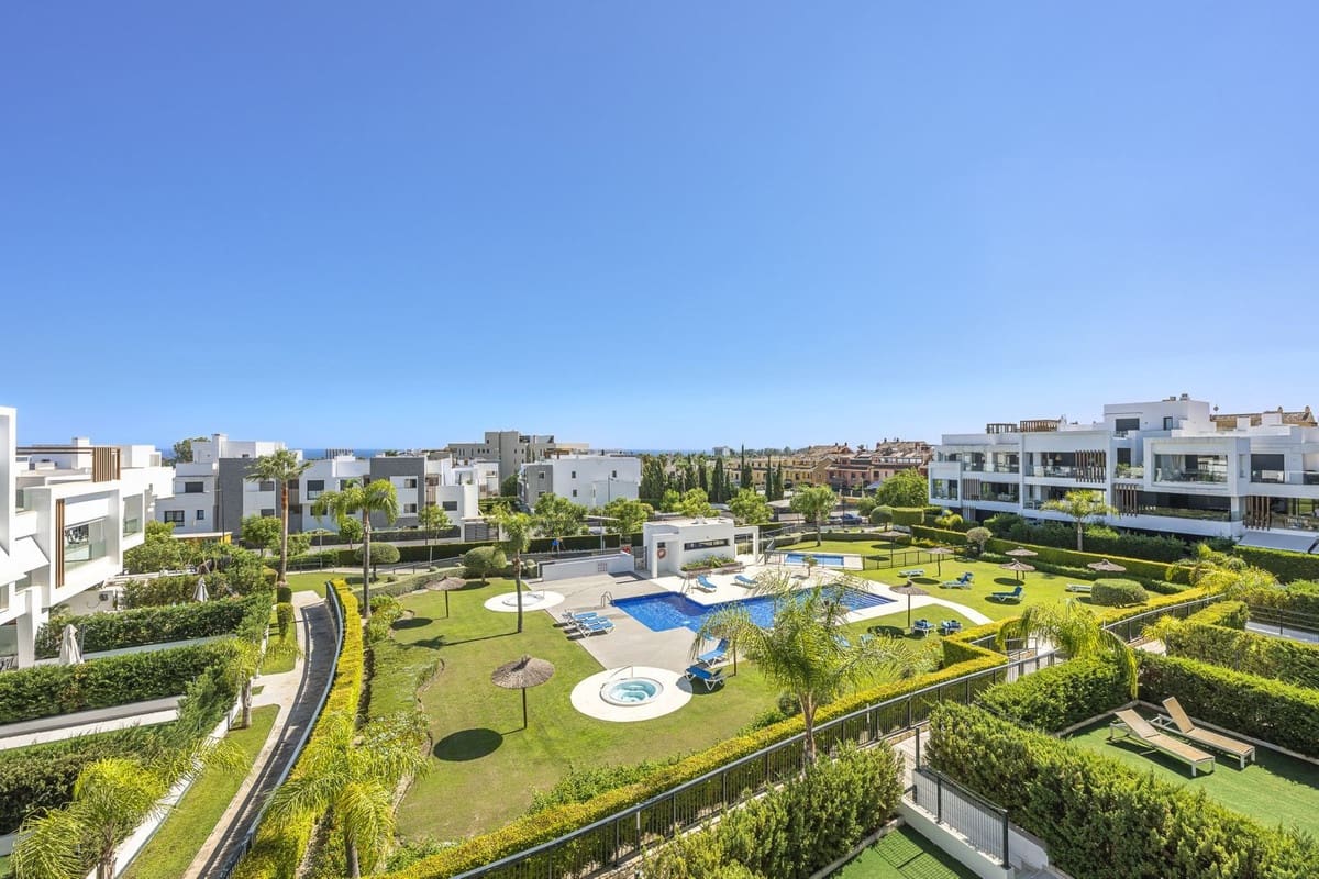 3 Zimmer Apartment zu verkaufen in Estepona mit Pool Garage - 750.000 € (Ref: 10009904)