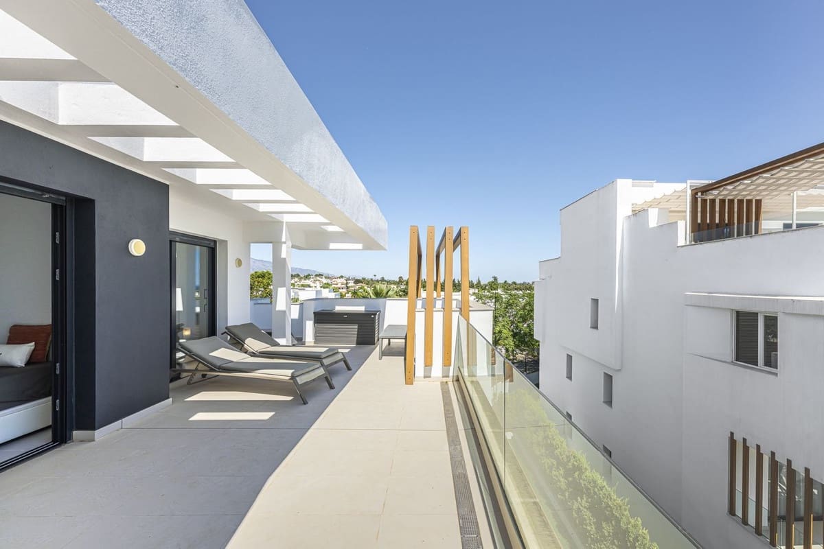 3 Zimmer Apartment zu verkaufen in Estepona mit Pool Garage - 750.000 € (Ref: 10009904)