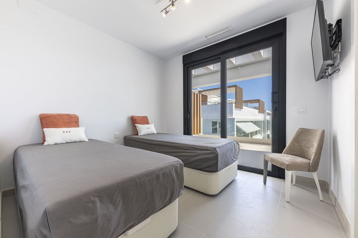 3 Zimmer Apartment zu verkaufen in Estepona mit Pool Garage - 750.000 € (Ref: 10009904)