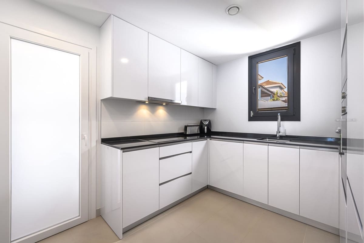 3 Zimmer Apartment zu verkaufen in Estepona mit Pool Garage - 750.000 € (Ref: 10009904)