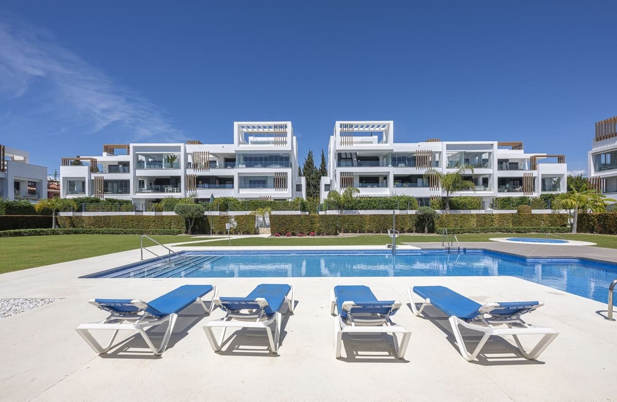 3 Zimmer Apartment zu verkaufen in Estepona mit Pool Garage - 750.000 € (Ref: 10009904)