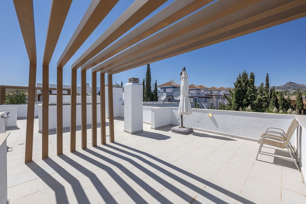 3 Zimmer Apartment zu verkaufen in Estepona mit Pool Garage - 750.000 € (Ref: 10009904)