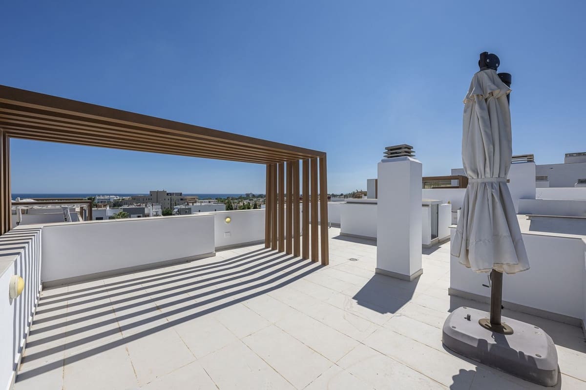 3 Zimmer Apartment zu verkaufen in Estepona mit Pool Garage - 750.000 € (Ref: 10009904)