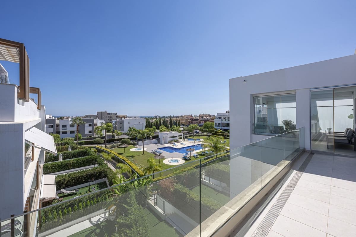 3 Zimmer Apartment zu verkaufen in Estepona mit Pool Garage - 750.000 € (Ref: 10009904)