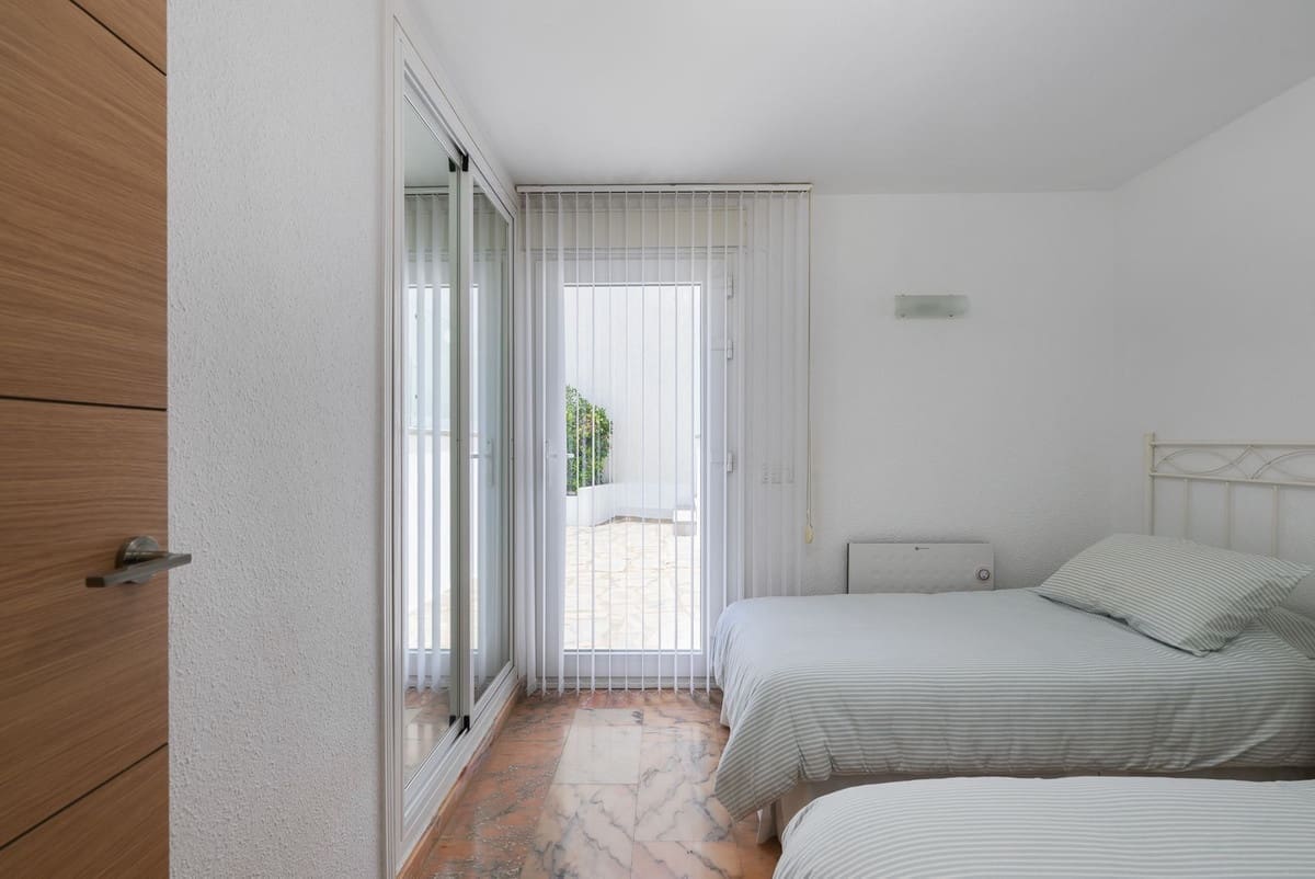 3 soverom Villa til salgs i Estepona med svømmebasseng garasje - € 1 395 000 (Ref: 10012327)