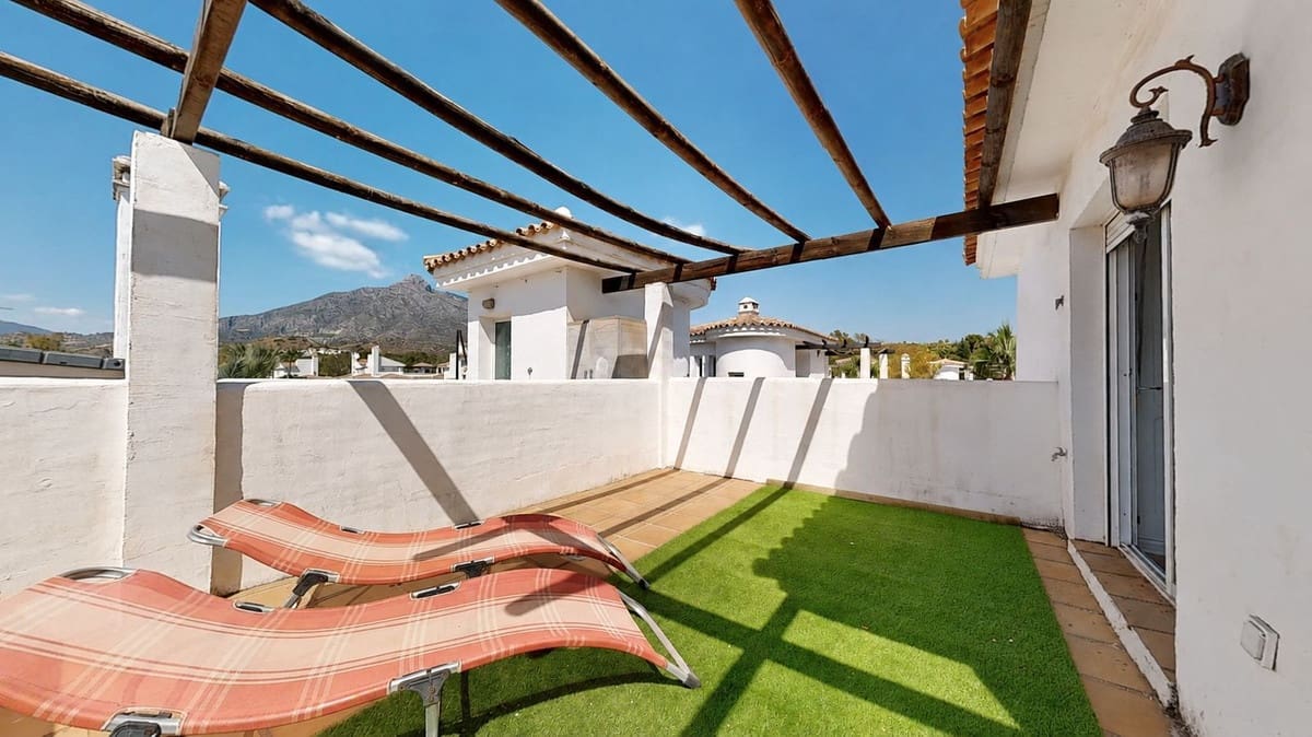 3 bedroom Apartment for sale in Nueva Andalucia with pool garage - € 549,000 (Ref: 10021586)