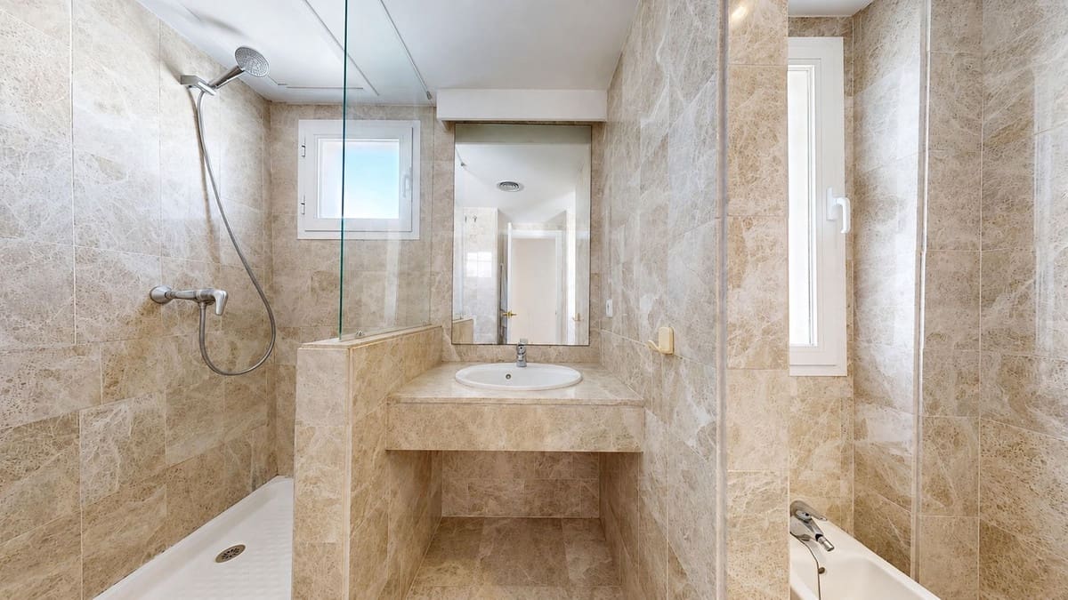 3 bedroom Apartment for sale in Nueva Andalucia with pool garage - € 549,000 (Ref: 10021586)