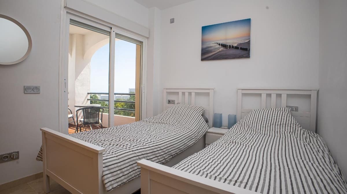 3 makuuhuone Huoneisto myytävänä paikassa La Duquesa / Puerto de la Duquesa mukana uima-altaan 
autotalli - 355 000 € (Ref: 10023190)