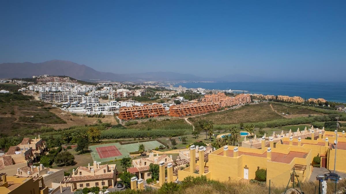 3 makuuhuone Huoneisto myytävänä paikassa La Duquesa / Puerto de la Duquesa mukana uima-altaan 
autotalli - 355 000 € (Ref: 10023190)