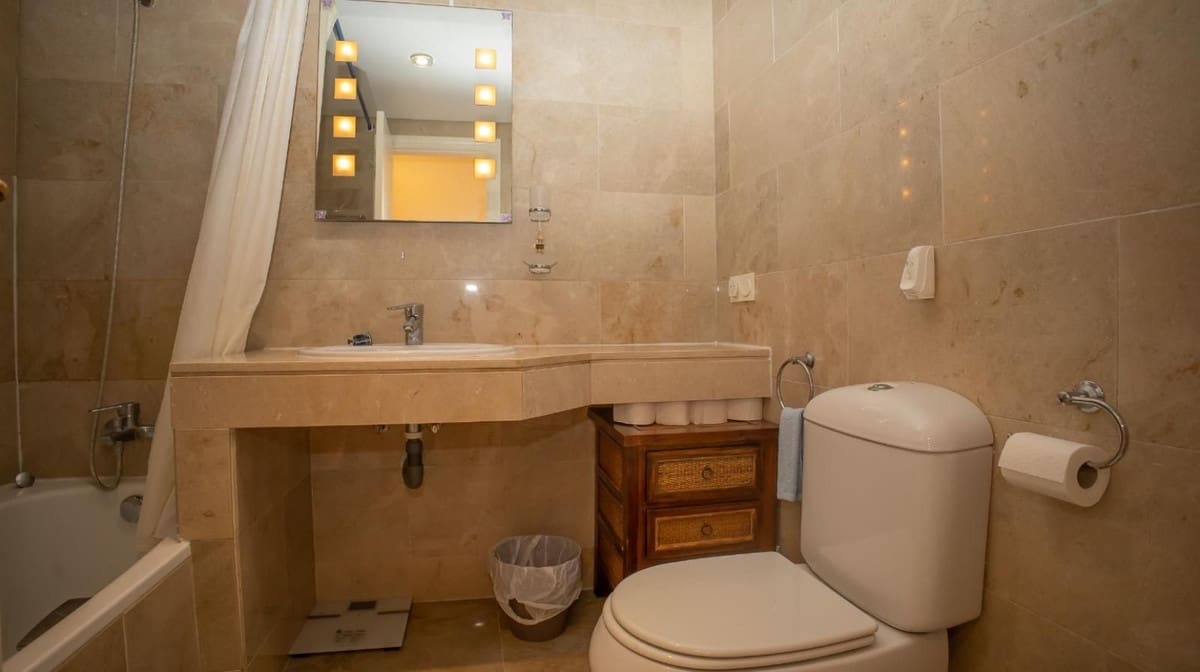 2 bedroom Apartment for sale in La Duquesa / Puerto de la Duquesa with pool garage - € 289,000 (Ref: 10023191)
