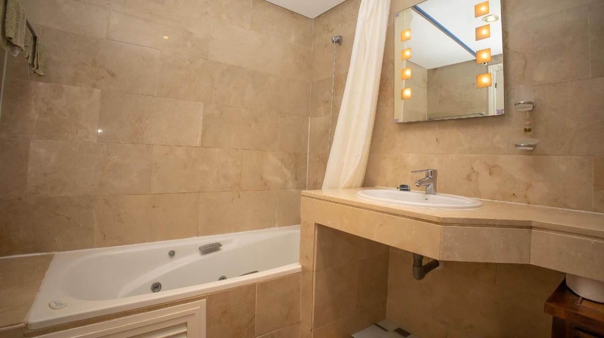 2 bedroom Apartment for sale in La Duquesa / Puerto de la Duquesa with pool garage - € 289,000 (Ref: 10023191)