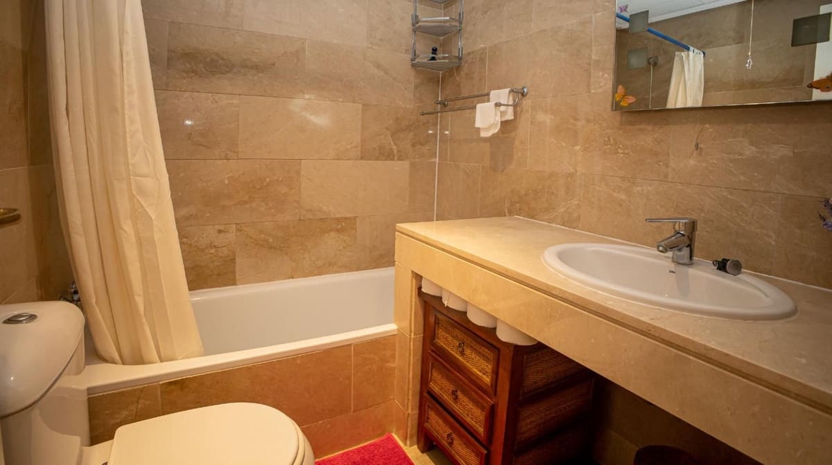 2 bedroom Apartment for sale in La Duquesa / Puerto de la Duquesa with pool garage - € 289,000 (Ref: 10023191)