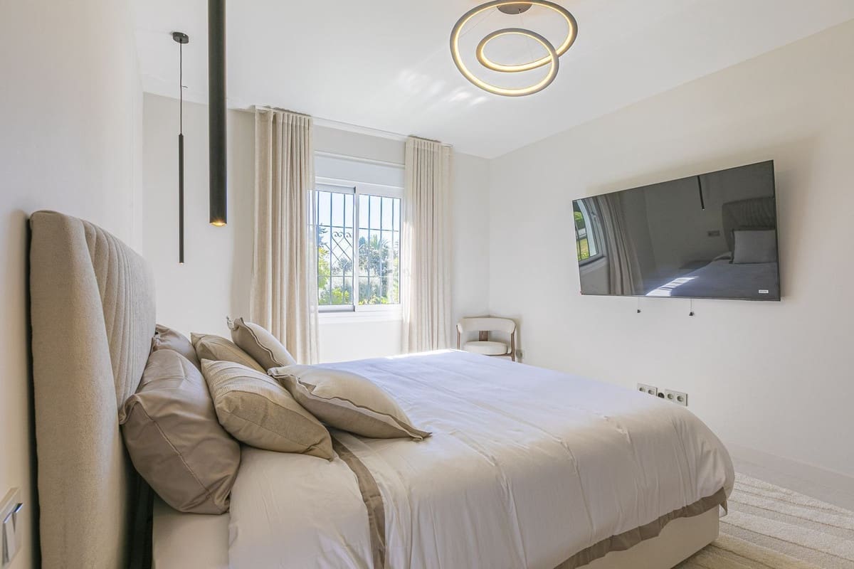 3 bedroom Apartment for sale in Nueva Andalucia with pool garage - € 1,080,000 (Ref: 10029712)