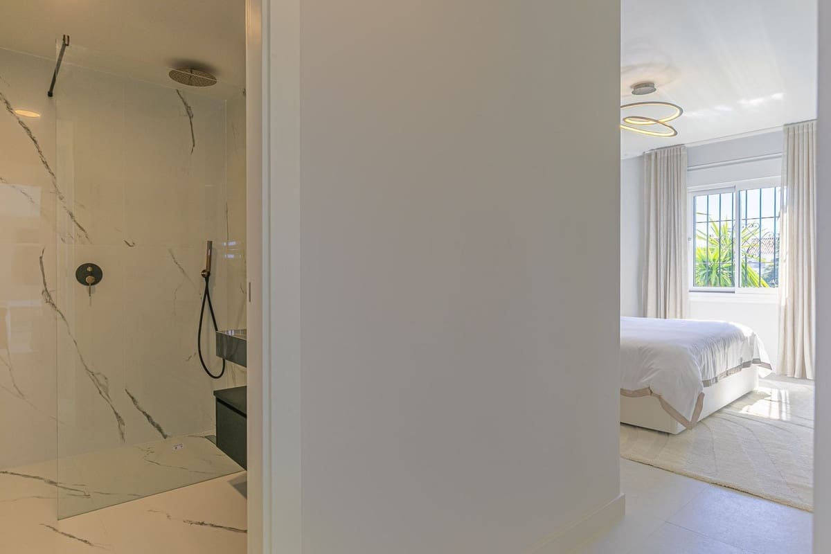 3 bedroom Apartment for sale in Nueva Andalucia with pool garage - € 1,080,000 (Ref: 10029712)