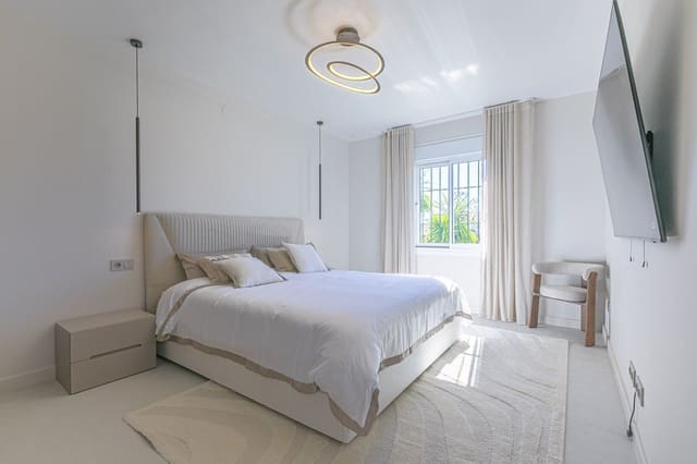 3 bedroom Apartment for sale in Nueva Andalucia, Marbella with pool garage - € 1,080,000 (Ref: 10029712)