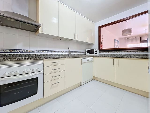 Apartamento de 2 habitaciones en La Duquesa / Puerto de la Duquesa, Manilva en venta con piscina garaje - 289.000 € (Ref: 10029790)
