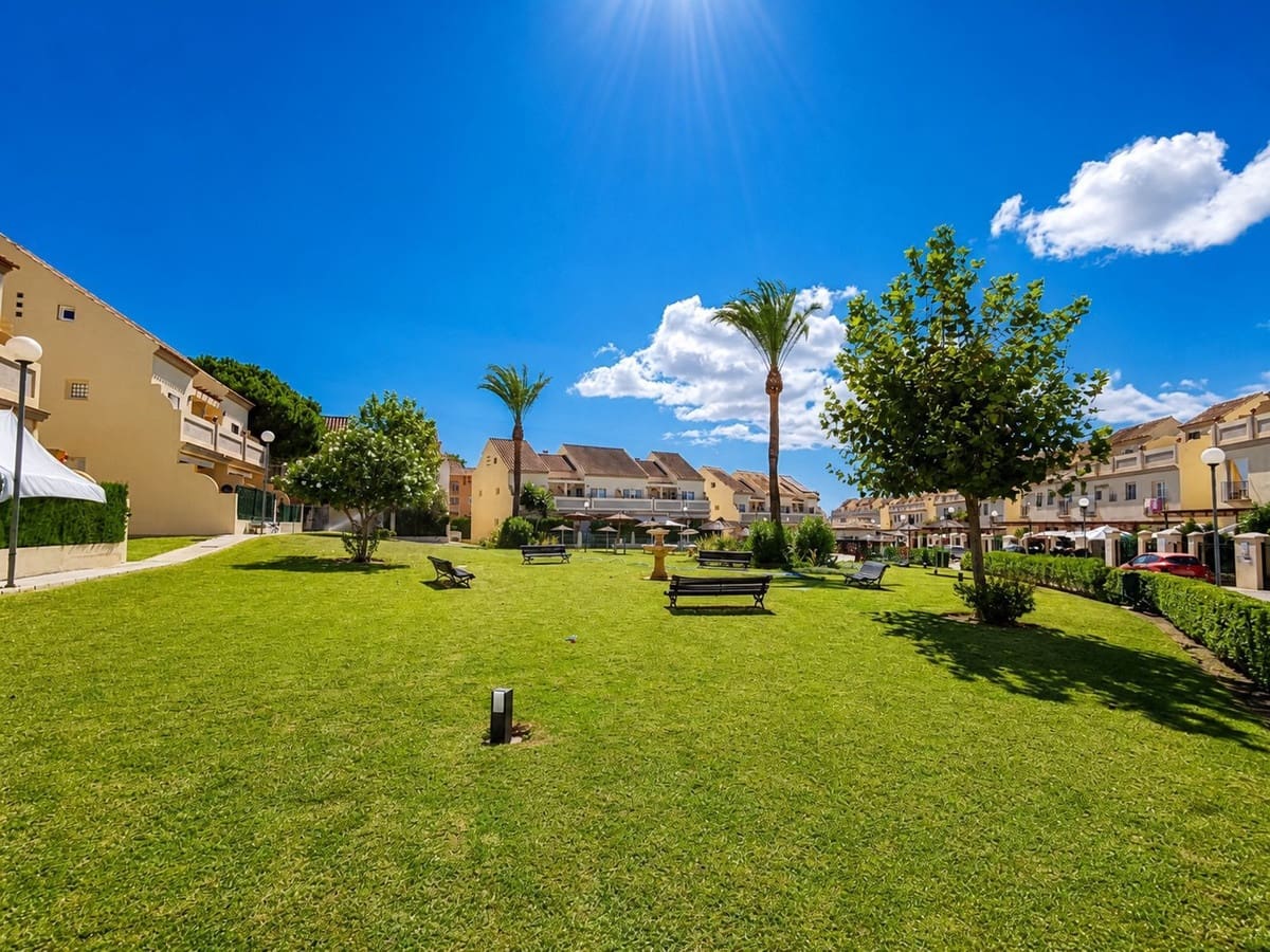 3 camera da letto Villetta Bifamiliare in vendita in La Duquesa / Puerto de la Duquesa con piscina garage - 399.000 € (Rif: 10031050)