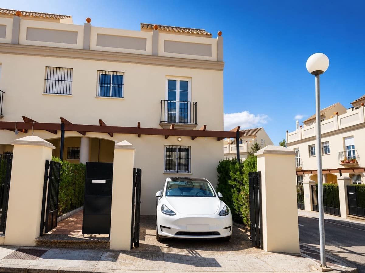 3 camera da letto Villetta Bifamiliare in vendita in La Duquesa / Puerto de la Duquesa con piscina garage - 399.000 € (Rif: 10031050)