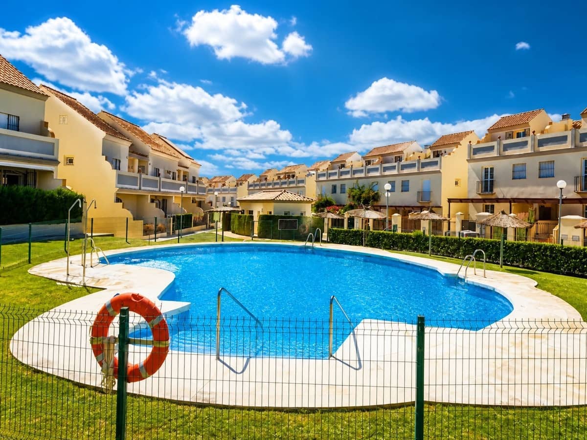 3 camera da letto Villetta Bifamiliare in vendita in La Duquesa / Puerto de la Duquesa con piscina garage - 399.000 € (Rif: 10031050)