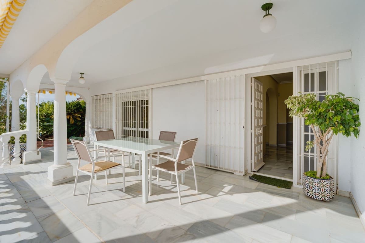 3 makuuhuone Huvila myytävänä paikassa Riviera del Sol mukana uima-altaan 
autotalli - 950 000 € (Ref: 10037690)