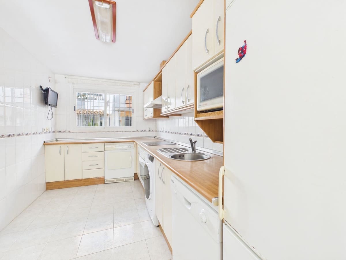 4 soverom Hus til salgs i Marbella med svømmebasseng garasje - € 725 000 (Ref: 10054464)