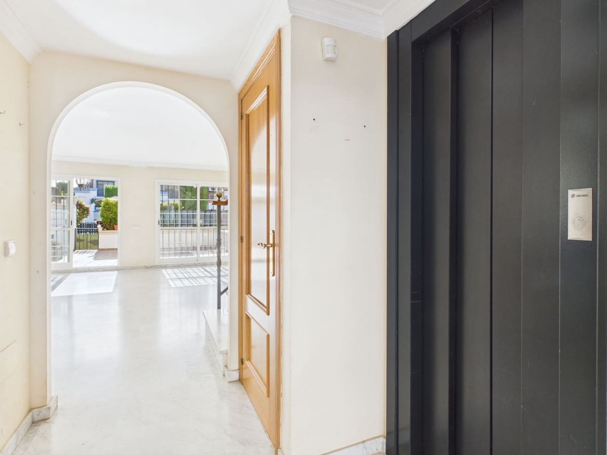 4 soverom Hus til salgs i Marbella med svømmebasseng garasje - € 725 000 (Ref: 10054464)