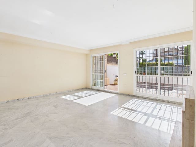 4 soverom Hus til salgs i Marbella med svømmebasseng garasje - € 725 000 (Ref: 10054464)