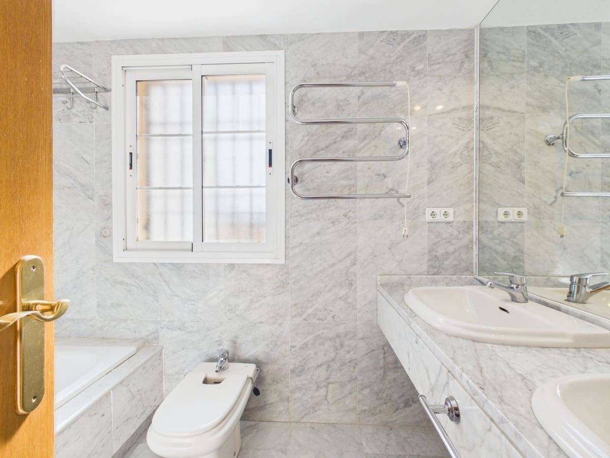 4 soverom Hus til salgs i Marbella med svømmebasseng garasje - € 725 000 (Ref: 10054464)