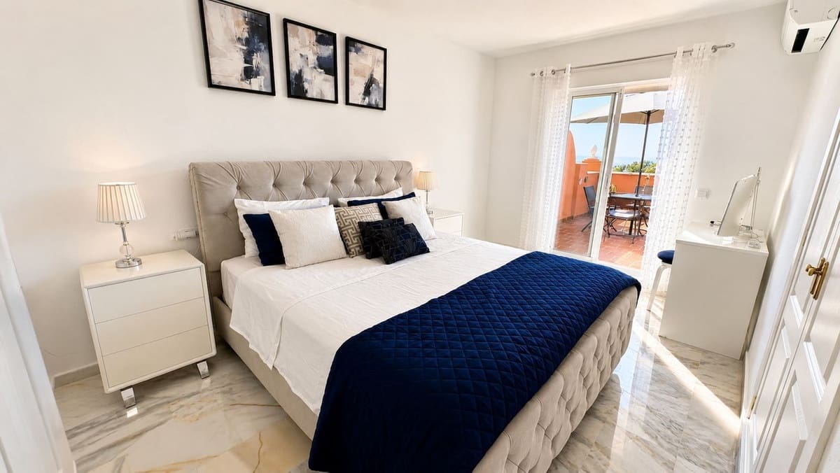 1 soverom Penthouse til salgs i La Duquesa / Puerto de la Duquesa med svømmebasseng garasje - € 240 000 (Ref: 10060950)